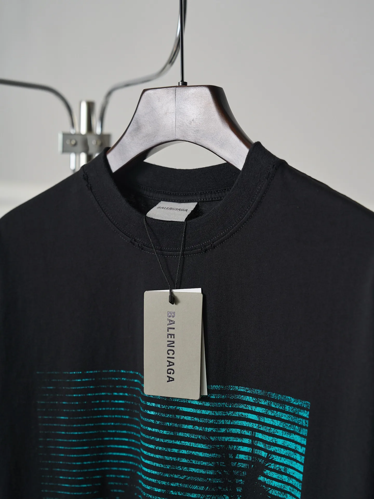 Balenciaga/ Black T 【In Stock】XS S M L ：24 / 185G ：32 1×1 / 270G 24 ， 。 、 ， ， ； ， 。 32 ， ， ， 。 the window 。 ， ， 、 。 ， 24 ， ， 。Black ， ， ， 。 ； 。 ， Retro 。